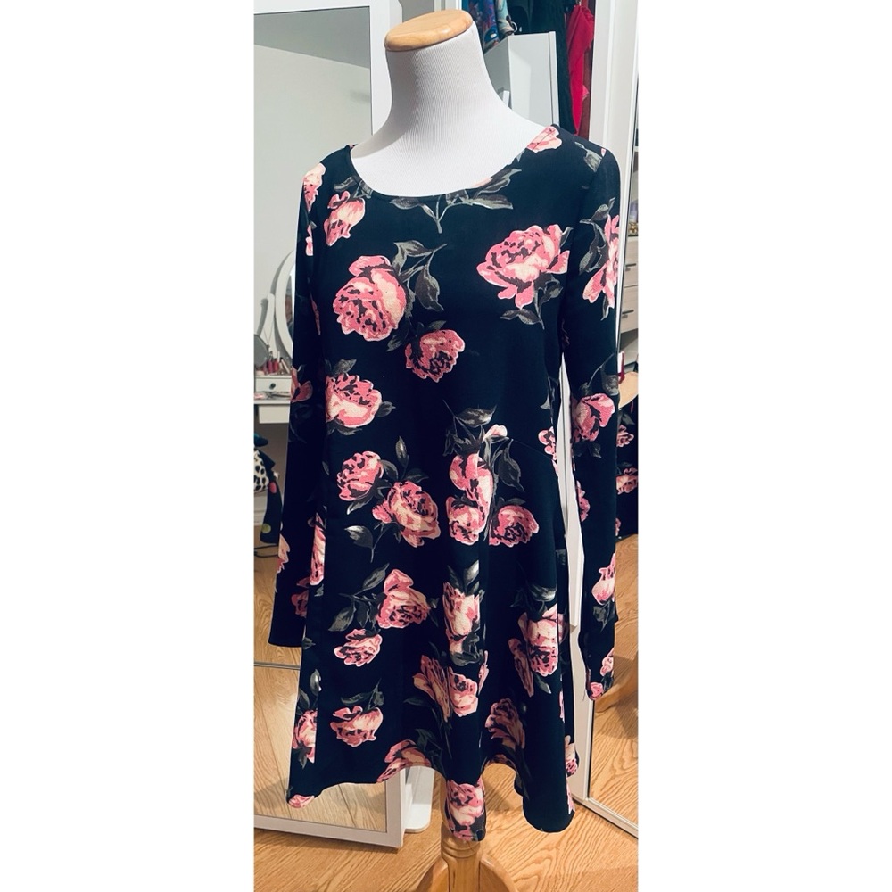 Very J Floral Long Bell Sleeve Midi Dress Size Medium